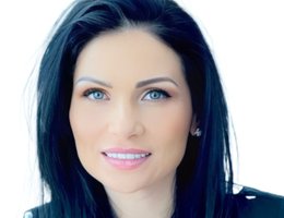 العميل Adriana Lee