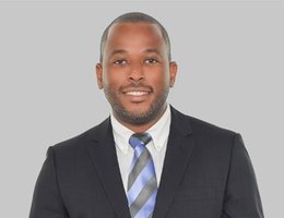 العميل Siyazini James