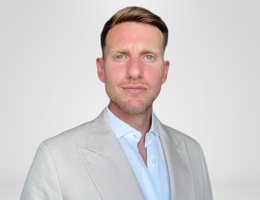 العميل Alex Bygraves