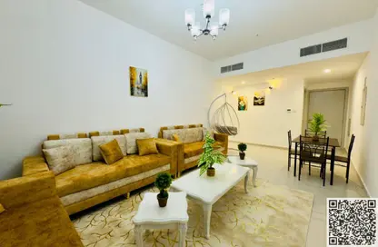 شقة - 2 غرف نوم - 3 حمامات للايجار في مساكن كورنيش عجمان - طريق كورنيش عجمان - عجمان