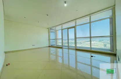 شقة - 2 غرف نوم - 3 حمامات للايجار في يونايتد سكوير - الخالدية - أبوظبي