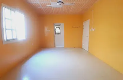 Villa - 4 Bedrooms - 3 Bathrooms for rent in Al Sabkha - Al Riqqa - Sharjah