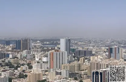 شقة - 2 غرف نوم - 4 حمامات للبيع في طريق كورنيش عجمان - عجمان