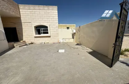 Apartment - 2 Bedrooms - 3 Bathrooms for rent in Shakhbout City - Abu Dhabi