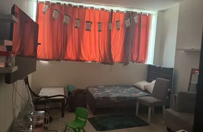 شقة - 2 غرف نوم - 3 حمامات للايجار في طريق كورنيش عجمان - عجمان