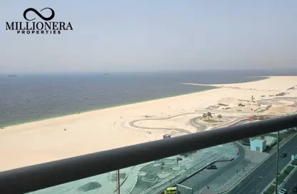 شقة - 2 غرف نوم - 3 حمامات للبيع في برج الكورنيش - طريق كورنيش عجمان - عجمان
