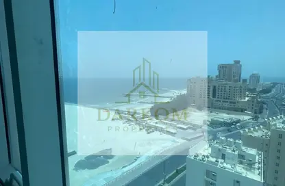 شقة - 3 غرف نوم - 2 حمامات للايجار في برج الكورنيش - طريق كورنيش عجمان - عجمان