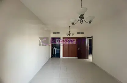 شقة - غرفة نوم - 2 حمامات للبيع في واي٠٧ - طراز إنجليزي - المدينة الدولية - دبي